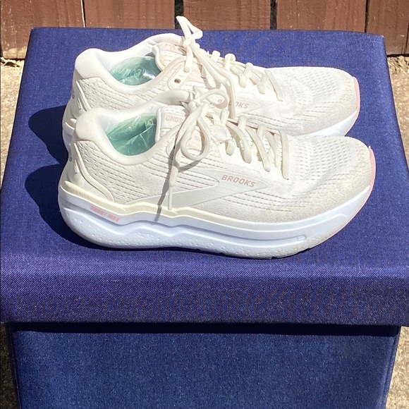 Brooks Shoes - Brooks Ghost Max 2, Size 8
